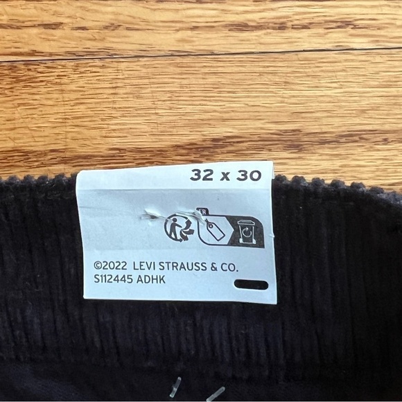 LEVI’S 314 Shaping Straight Women’s Black Corduroy Pants Mid Rise Size 32x30 - Picture 3 of 6